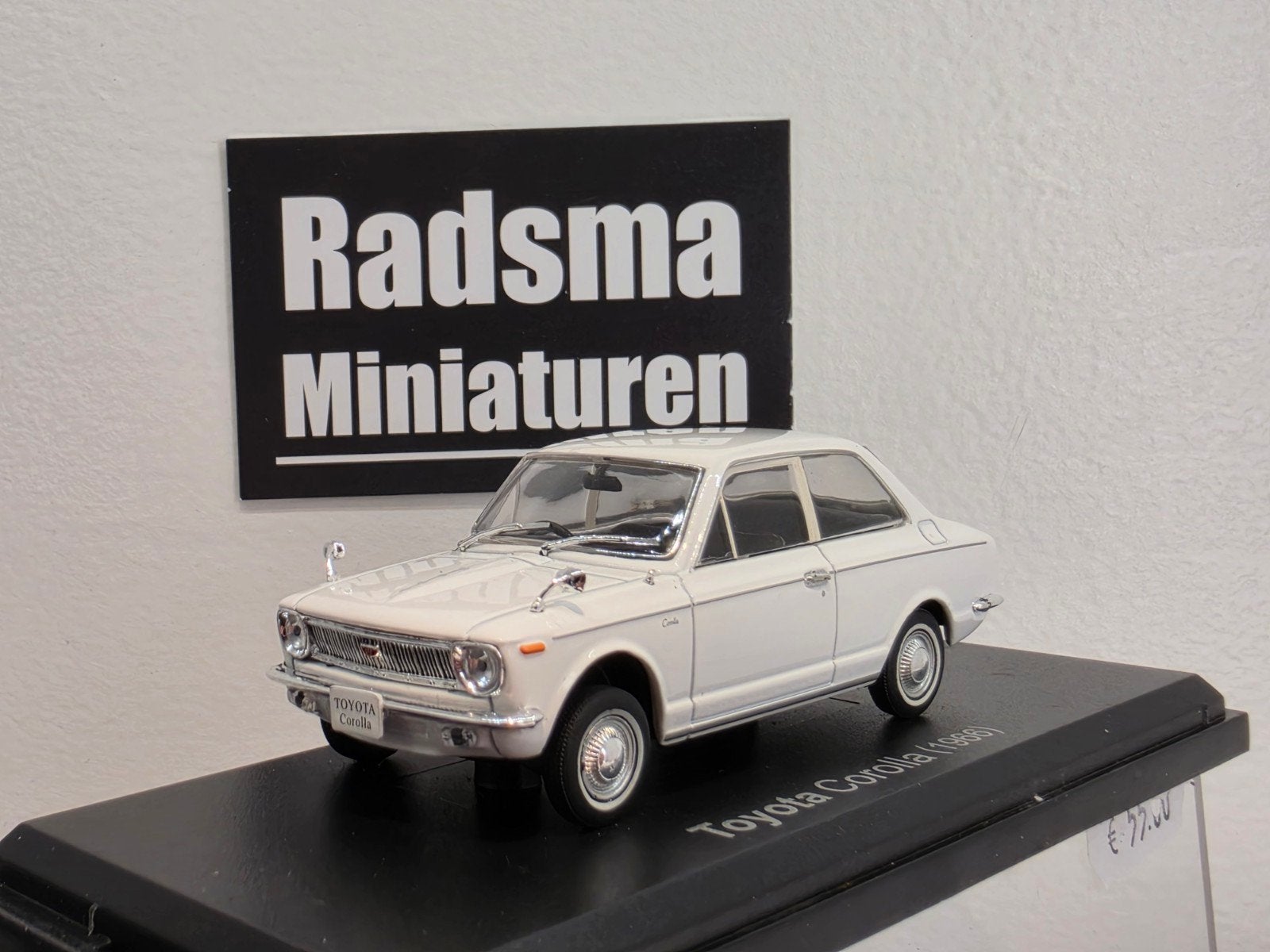 Toyota Corolla 1966 - wit - 1:43 Japan collection ixo