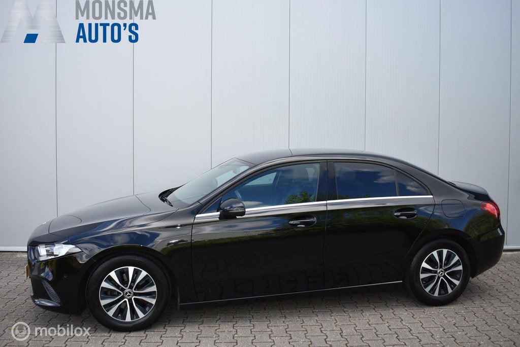 Mercedes-Benz A180d AUT. Launch Edition Cosmosschwarz CarPla, Gebruikt, 4 cilinders, Zwart, Origineel Nederlands