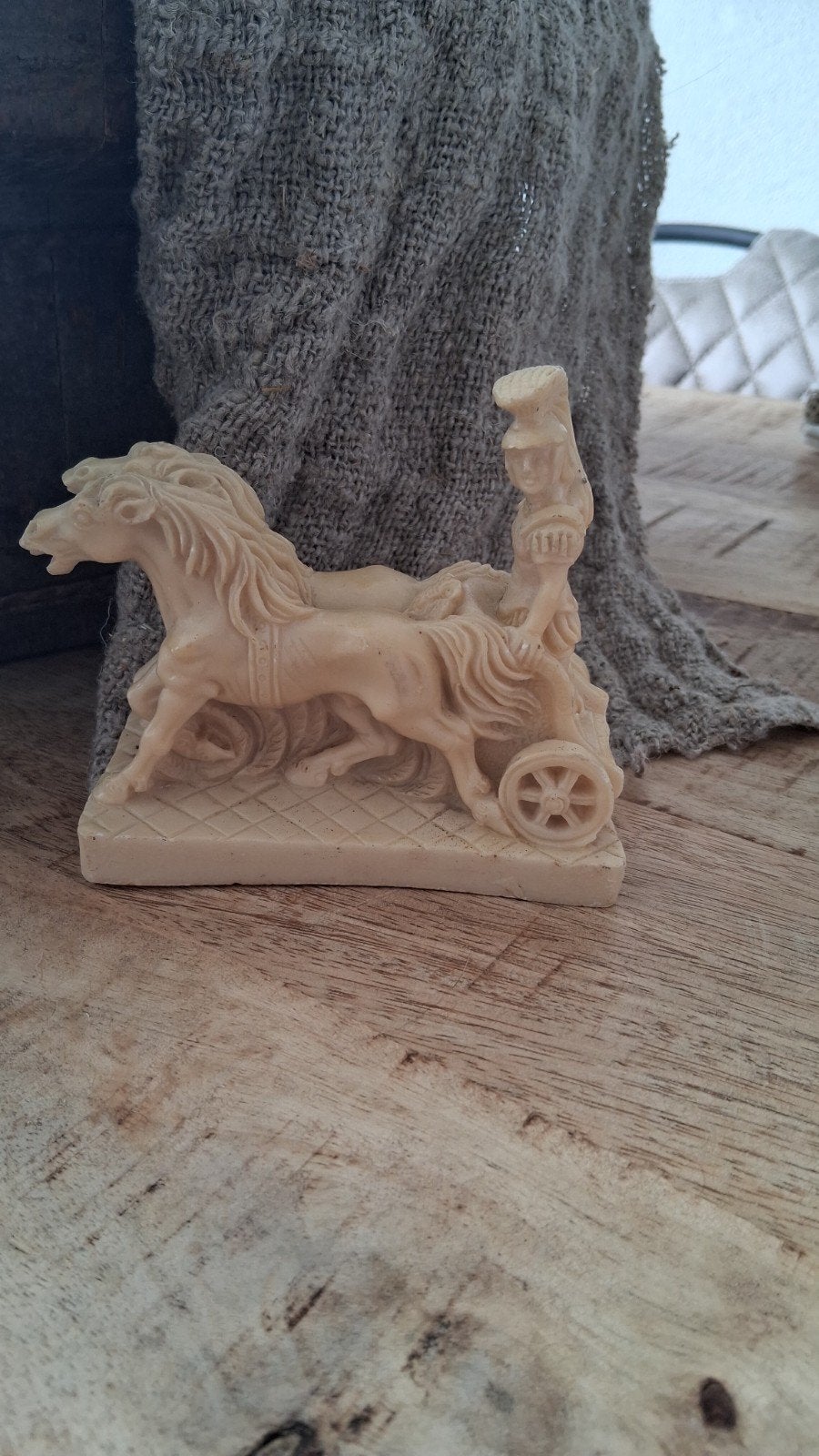 Antiek beeldje van Romeinse strijdwagen met paarden, Minder dan 20 cm, Natuurlijk materiaal, Ophalen of Verzenden, Gemerkt