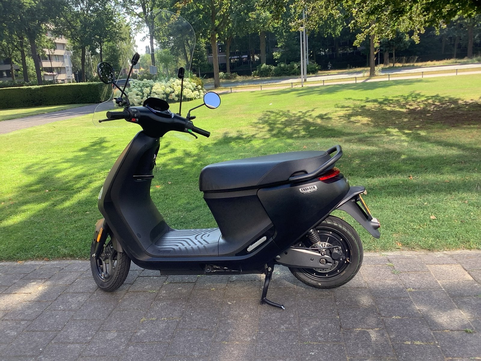 Segway e110se (2021) met windscherm en nieuwe banden, Fietsen en Brommers, Scooters | Overige merken, Ophalen, Zo goed als nieuw