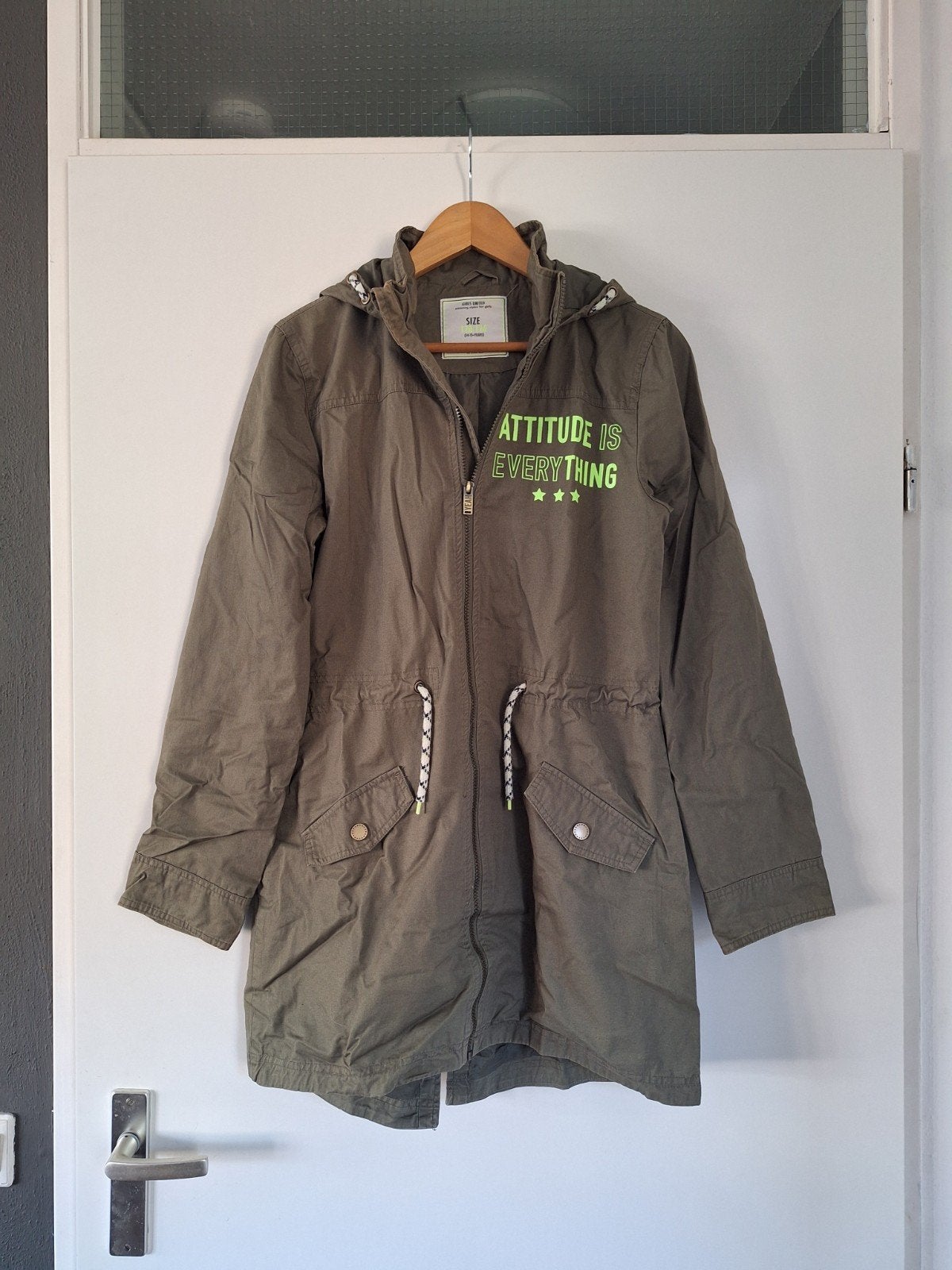 Mooie Groene/Khaki Tussenjas van Girls United mt. 170/176 €, Girls United, Meisje, Ophalen of Verzenden, Zo goed als nieuw