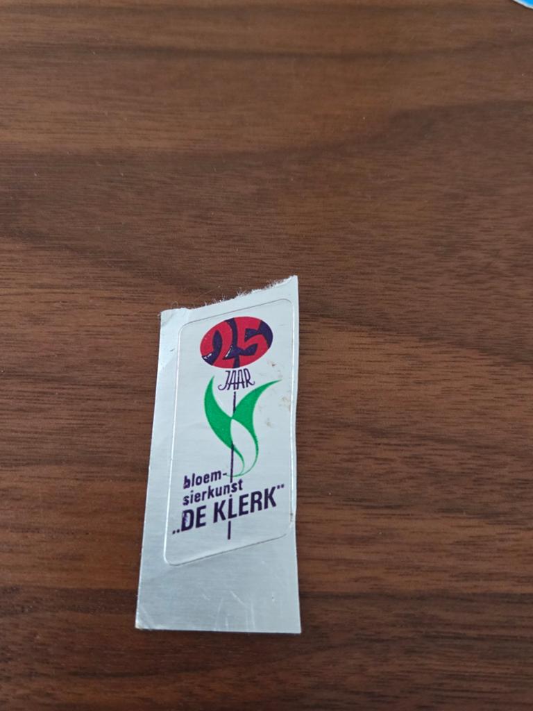 7516 Vintage sticker '25 Jaar Bloem-sierkunst De Klerk', Verzamelen, Ophalen of Verzenden, Gebruikt, Bedrijf of Vereniging