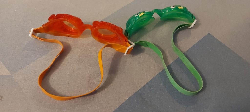 Leuke kinderzwembrillen: kikker en krab (2 stuks), Kinderen en Baby's, Speelgoed | Voetbaltafels, Gebruikt, Ophalen