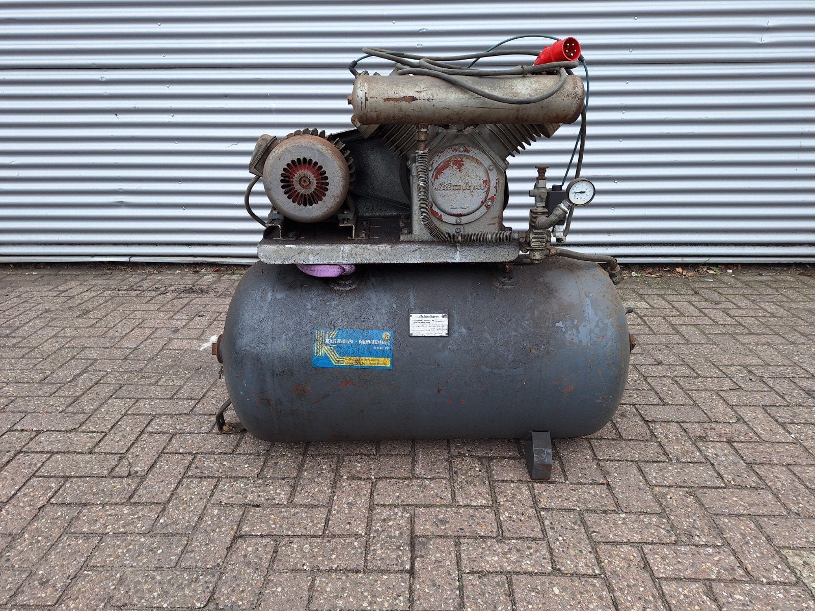 Atlas Copco industrie stille luchtcompressor 100 L tank, Doe-het-zelf en Verbouw, Ophalen, Gebruikt, Geluidgedempt, 400 tot 800 liter/min