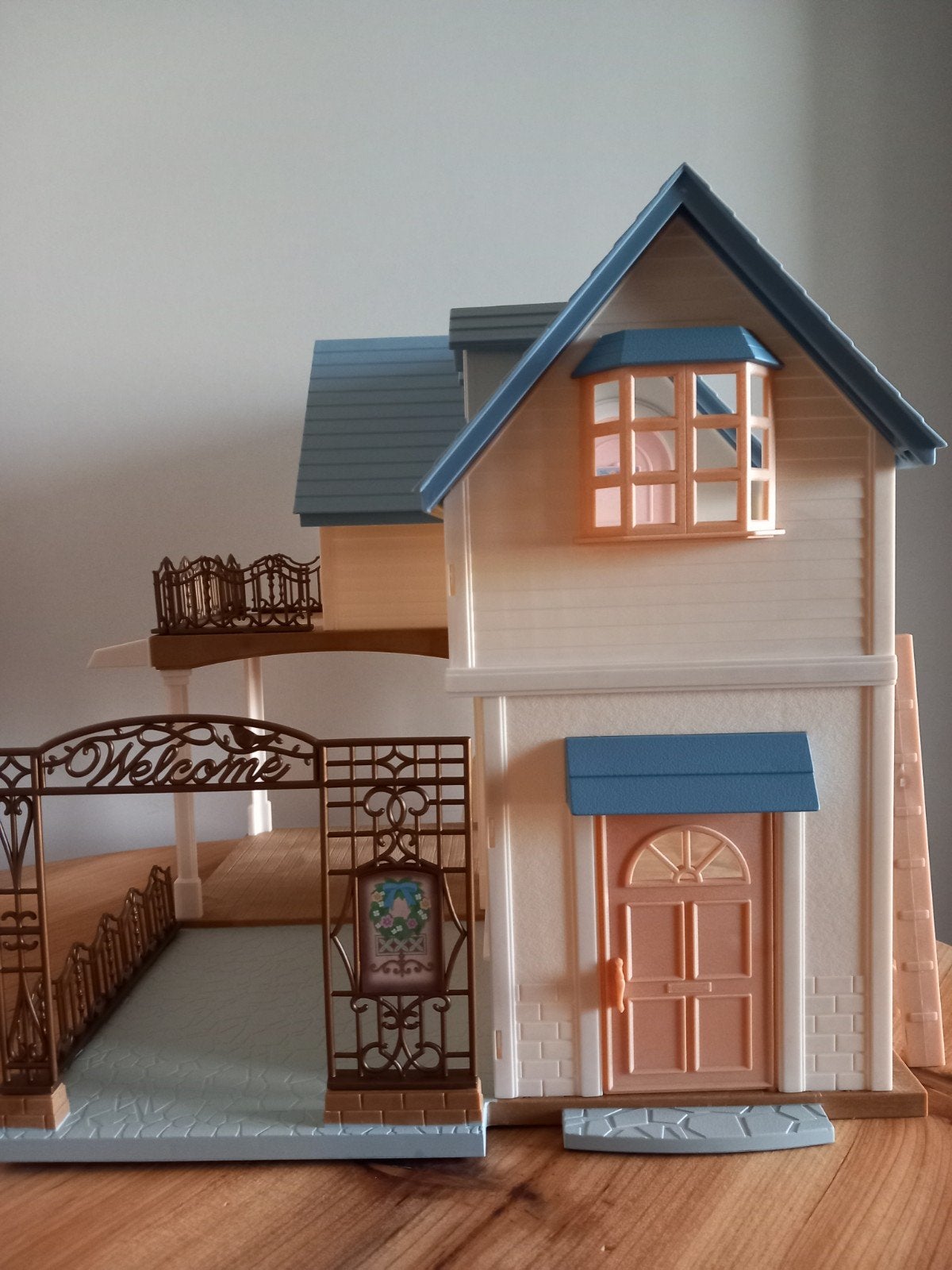 Sylvanian families groot landhuis/hotel/blauw dak/zalmkleur, Ophalen of Verzenden, Nieuw, Poppenhuis
