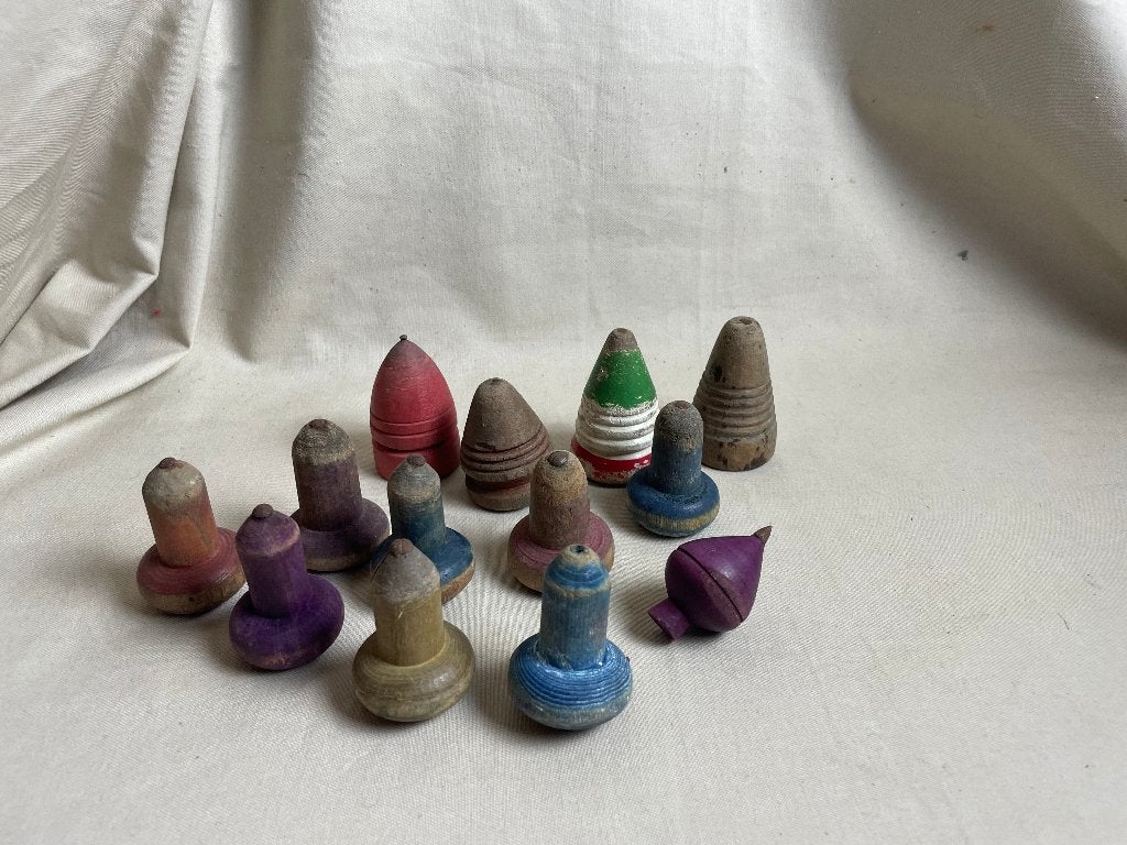 13 oude kleine houten tollen jaren 50-60, Ophalen of Verzenden