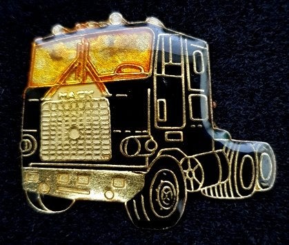 Mack Truck pin- zwart goudkleur, Verzamelen, Verzenden, Nieuw, Transport, Speldje of Pin
