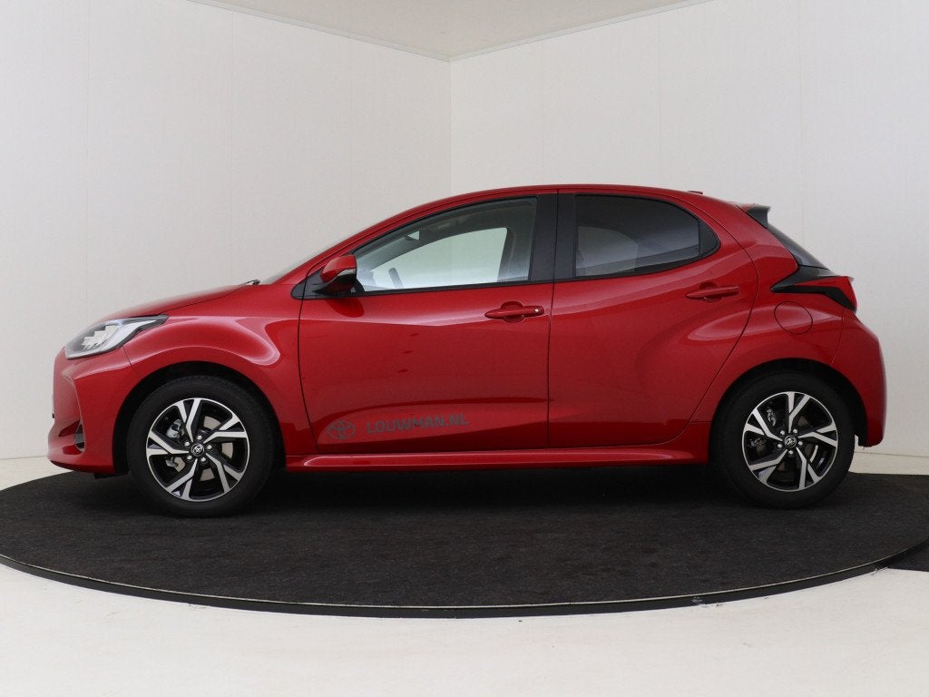Toyota Yaris 1.5 Hybrid 115 Dynamic | Rijklaar | Navi | Crui, Auto's, 12 maanden, Zwart, Nieuw, Hybride Elektrisch/Benzine