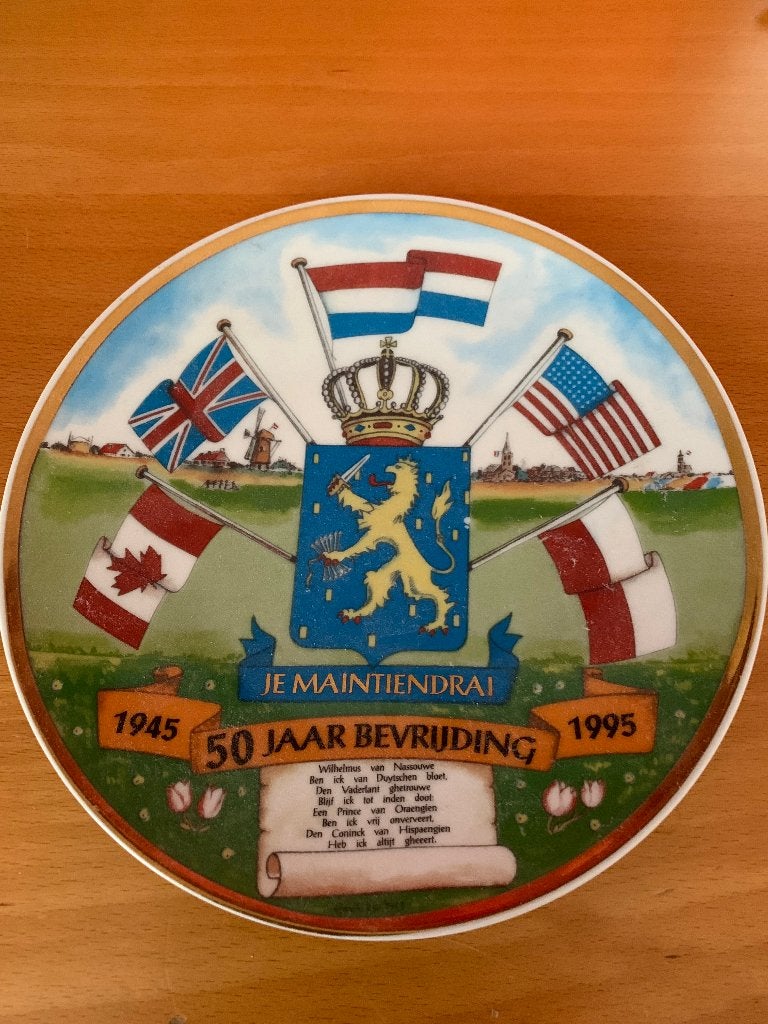 Mooi gekleurd sierbord 50 jaar bevrijding, Ophalen