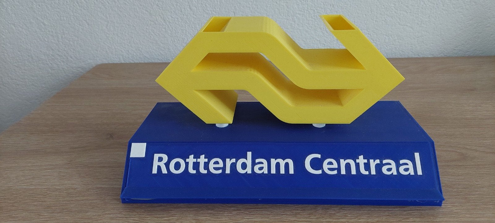 NS logo pennenbak Rotterdam Centraal Station uniek item, Ophalen of Verzenden, Nieuw, Bus of Vrachtwagen, Overige merken