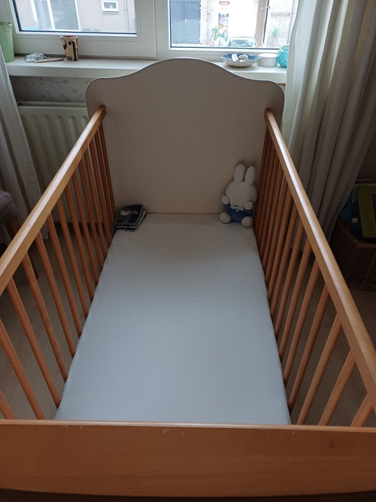 Houten kinderbedje compleet met matras en beddengoed, Ophalen, Gebruikt, Wit, 190 cm of minder