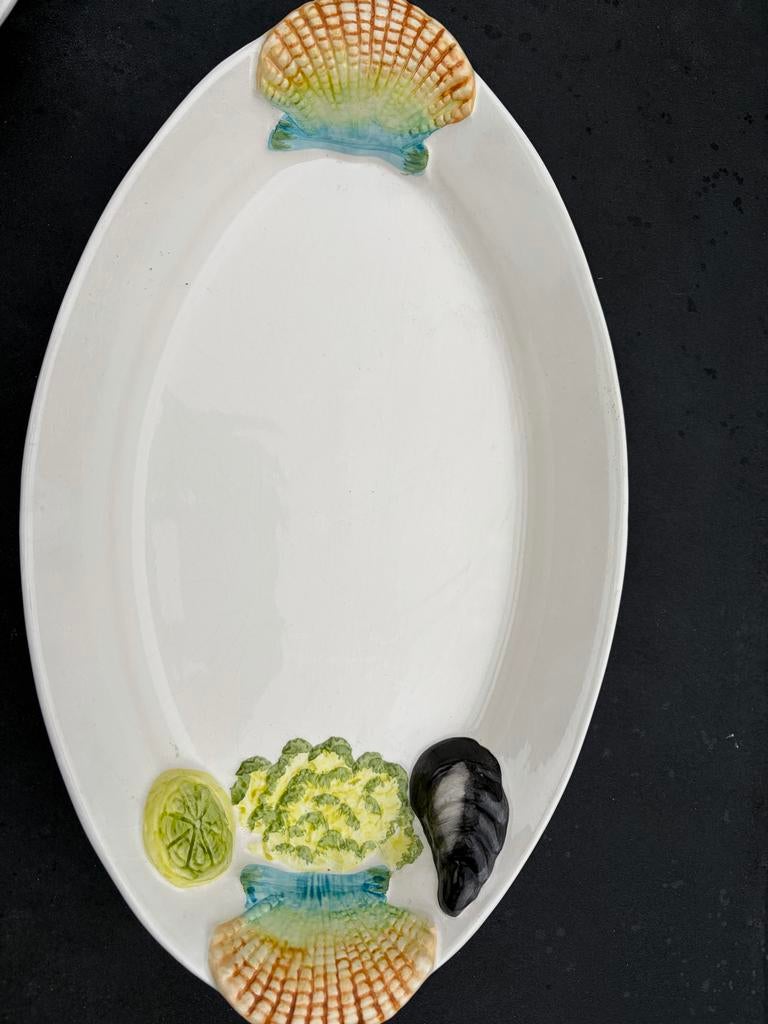 Ovale serveerschaal met schelp- en zeevruchtdecoratie, Keramiek, Ophalen of Verzenden, Overige stijlen, Schaal of Schalen