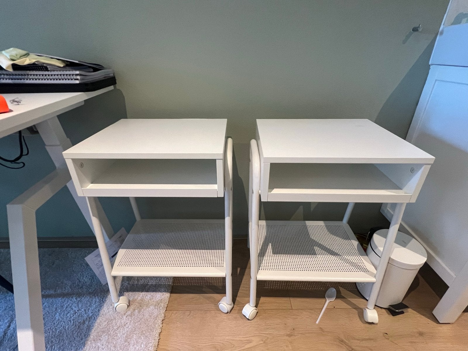 ikea Twee witte bijzettafels/nachtkastjes op wieltjes, Ophalen, Minder dan 55 cm, Gebruikt, Metaal of Aluminium