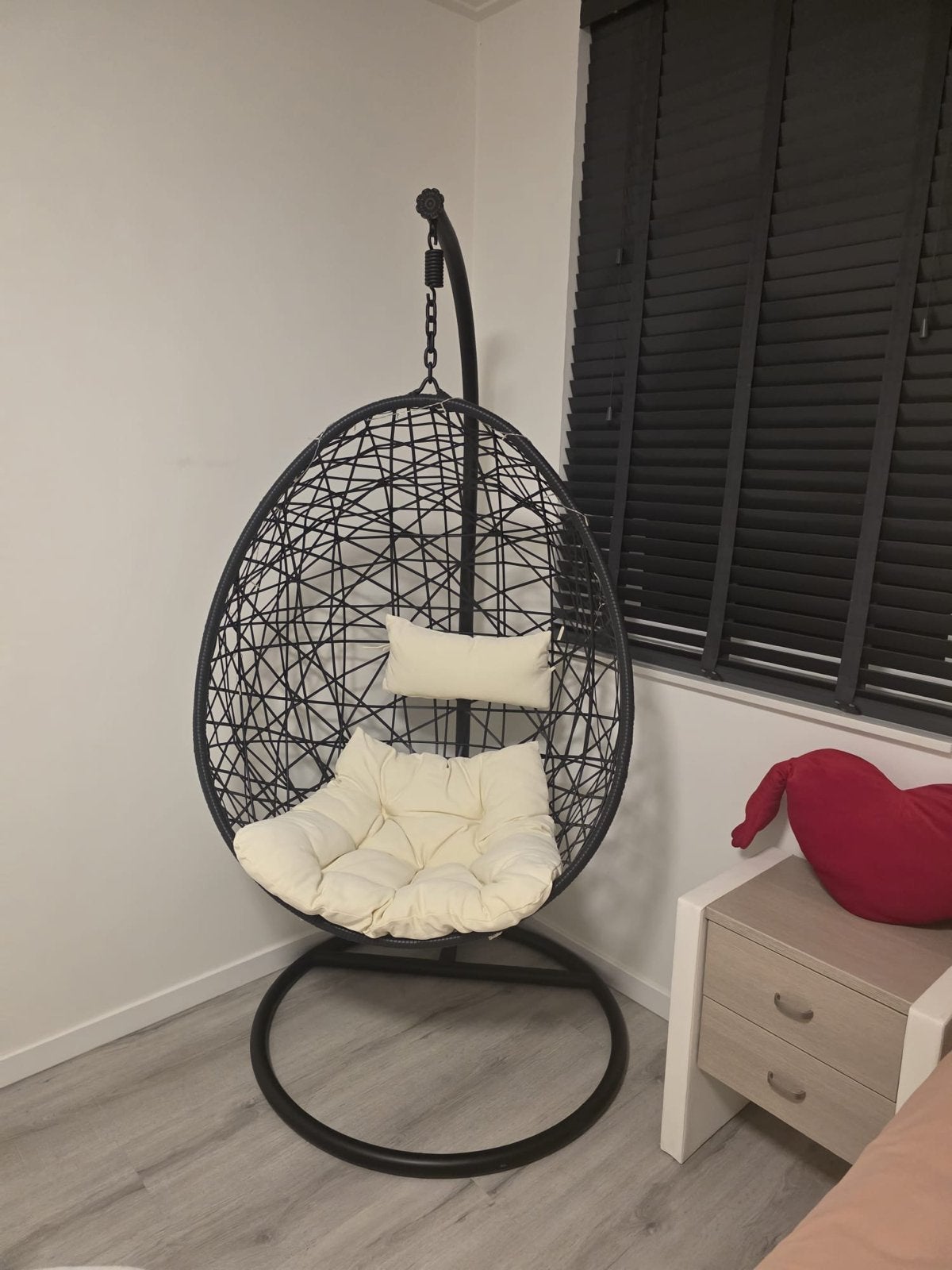 Comfortabele zwarte hangstoel met crèmekleurige kussens, Ophalen, Zwart, Nieuw, Metaal