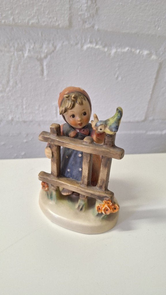 Goebel Hummel “Signs of Spring” #203 – vintage beeldje, Ophalen of Verzenden, Gebruikt, Hummel