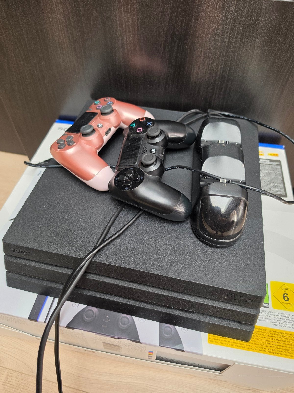 ps4 pro met 2 controllers en docking station, Spelcomputers en Games, Ophalen, Zo goed als nieuw, Roze, Met 2 controllers