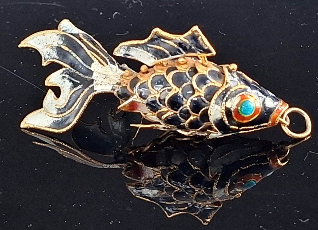 Prachtige Chinese Emaille Vergulde Koi Karper Hanger, Ophalen of Verzenden, Overige materialen, Hanger, Verguld