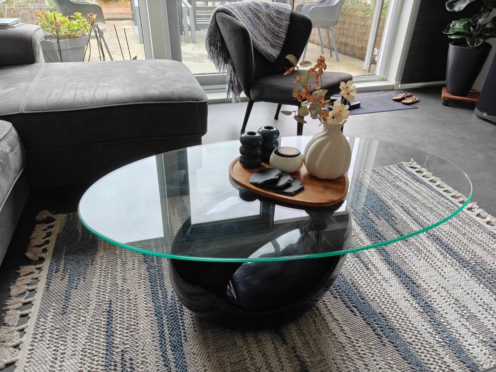 Moderne ovale salontafel met glazen blad en zwarte voet, Huis en Inrichting, Ophalen, 100 tot 150 cm, 50 tot 100 cm, Zo goed als nieuw