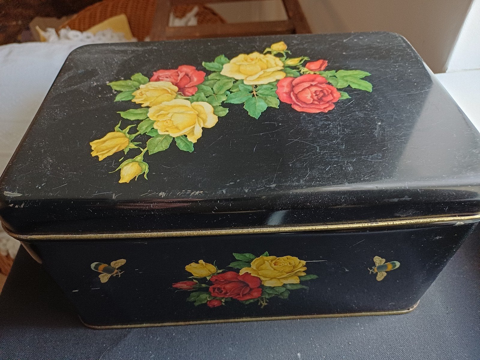 Vintage Zwart Blikken Doos met Rozen en Bijen Decoratie, Ophalen of Verzenden