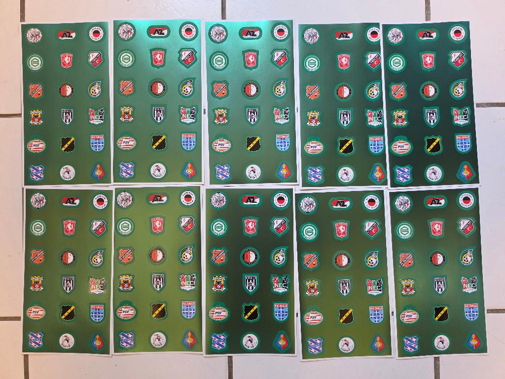 Plus 10 XXL stickers vellen met alle clubs, Verzamelen, Supermarktacties, Plus, Ophalen of Verzenden