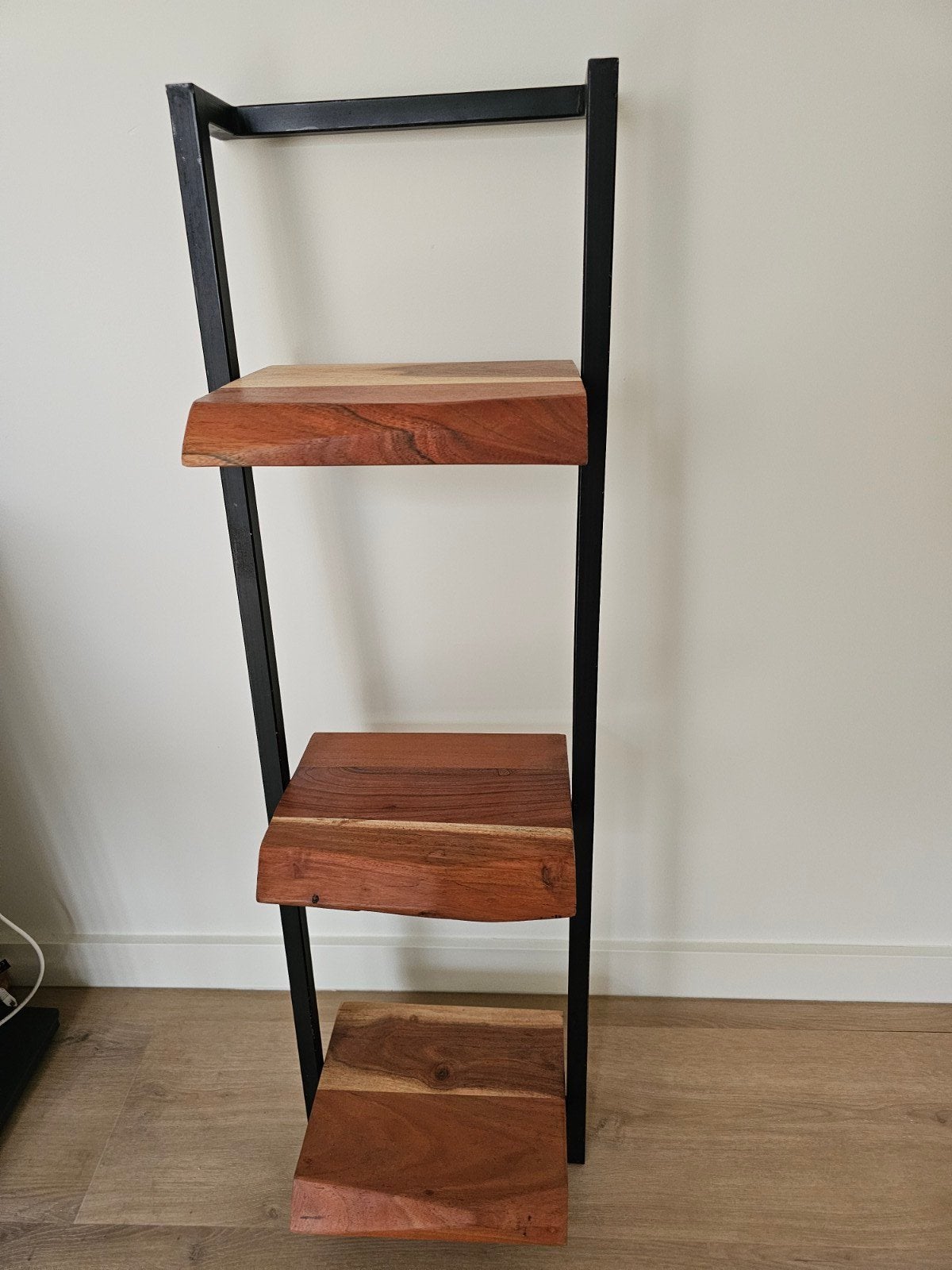 Wandplank met 3 houten planken en vintage stalen frame, Ophalen, Zo goed als nieuw