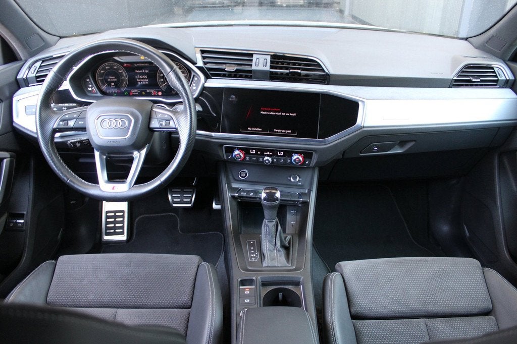 Audi Q3 Sportback 45 TFSI e S-Line | Panoramadak | Nano grij, Auto's, Zwart, Nieuw, Hybride Elektrisch/Benzine, SUV of Terreinwagen