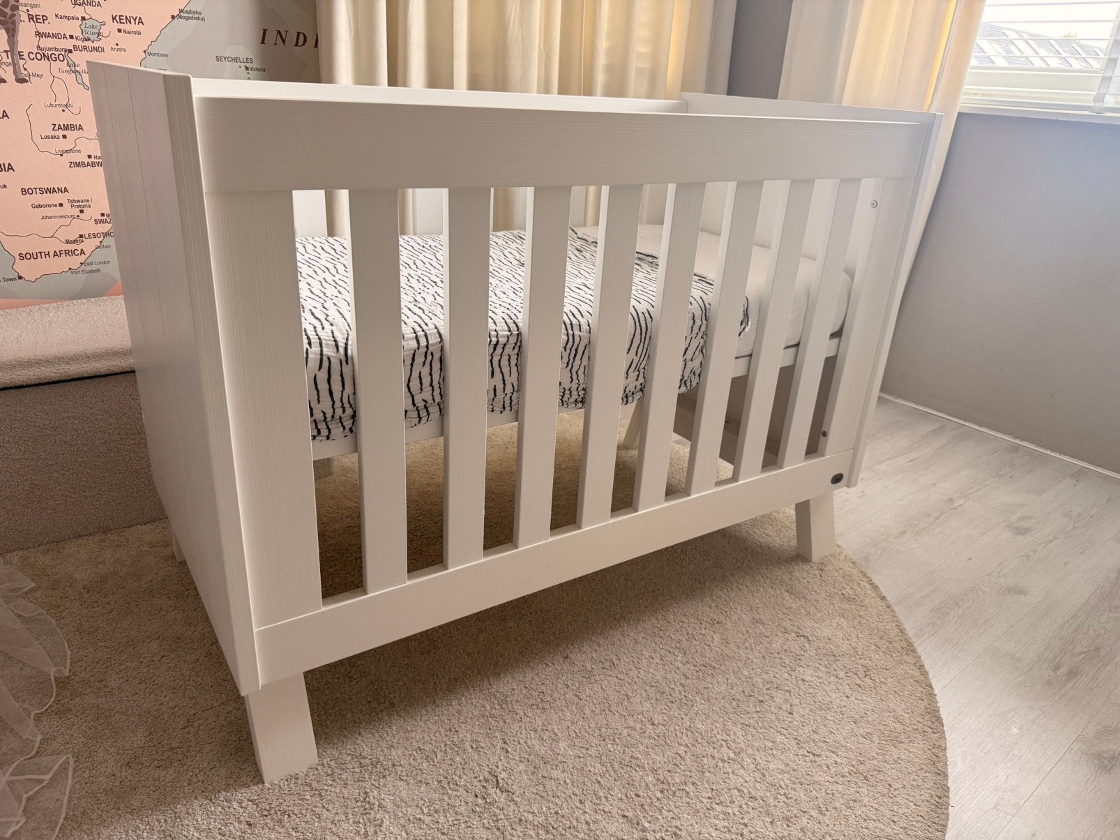 Baby bed (TWF baby furniture) TE KOOP!, Ophalen, Zo goed als nieuw, Jongetje of Meisje