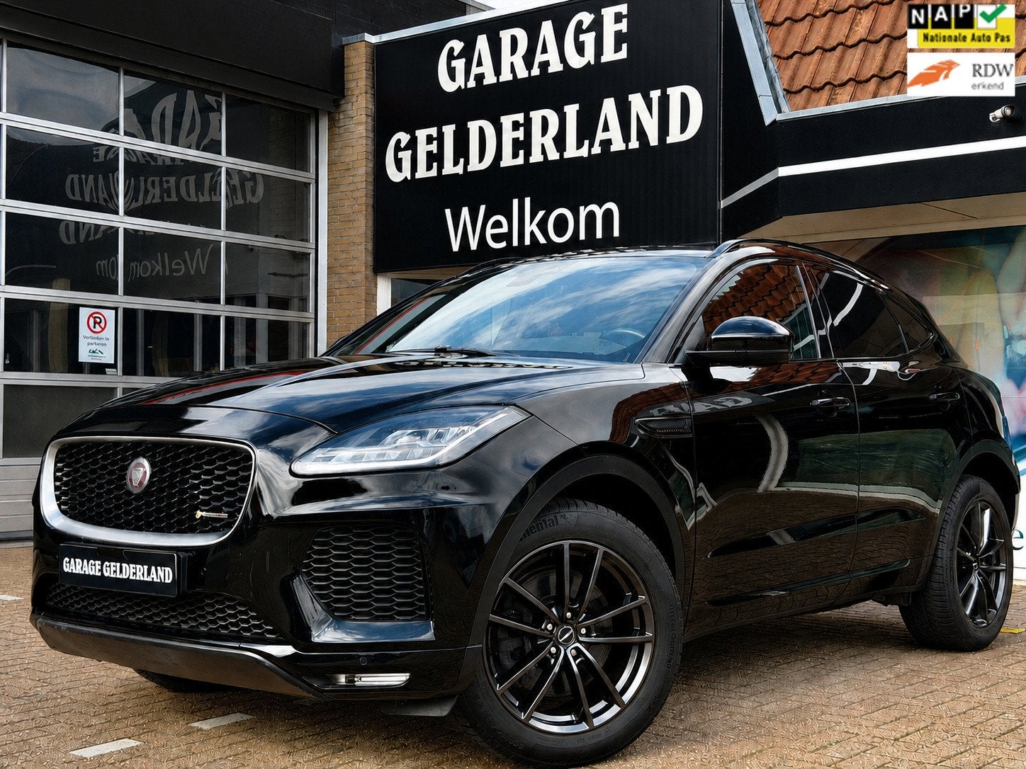 Jaguar E-PACE 2.0 P250 AWD R-Dynamic SE | PANO | LEDER | NAV, Auto's, Automaat, Dealer onderhouden, 249 pk, Gebruikt