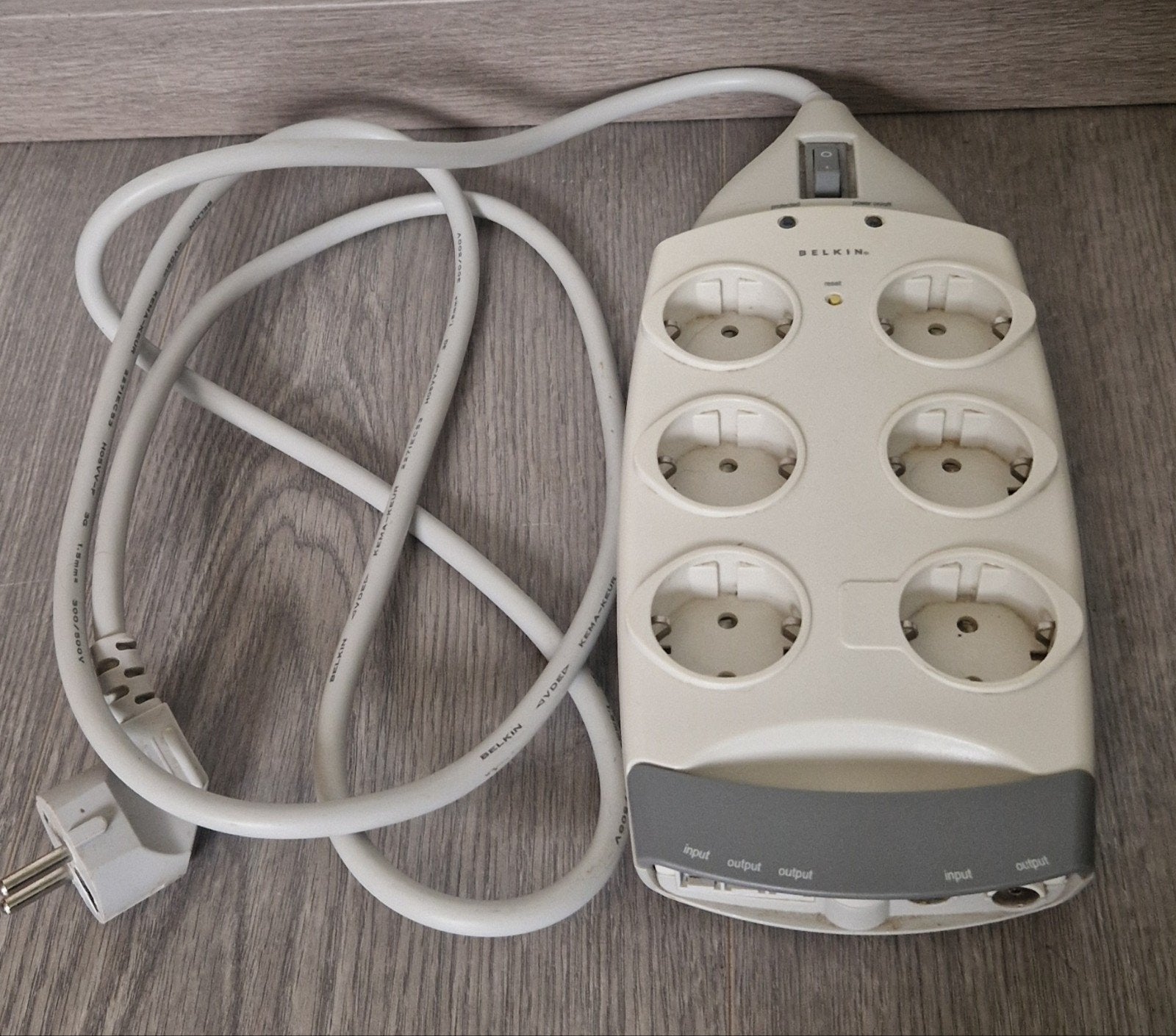 Belkin Stekkerdoos 6 stopcontacten overspanningsbeveil, Ophalen of Verzenden, Gebruikt, Stekkerdoos