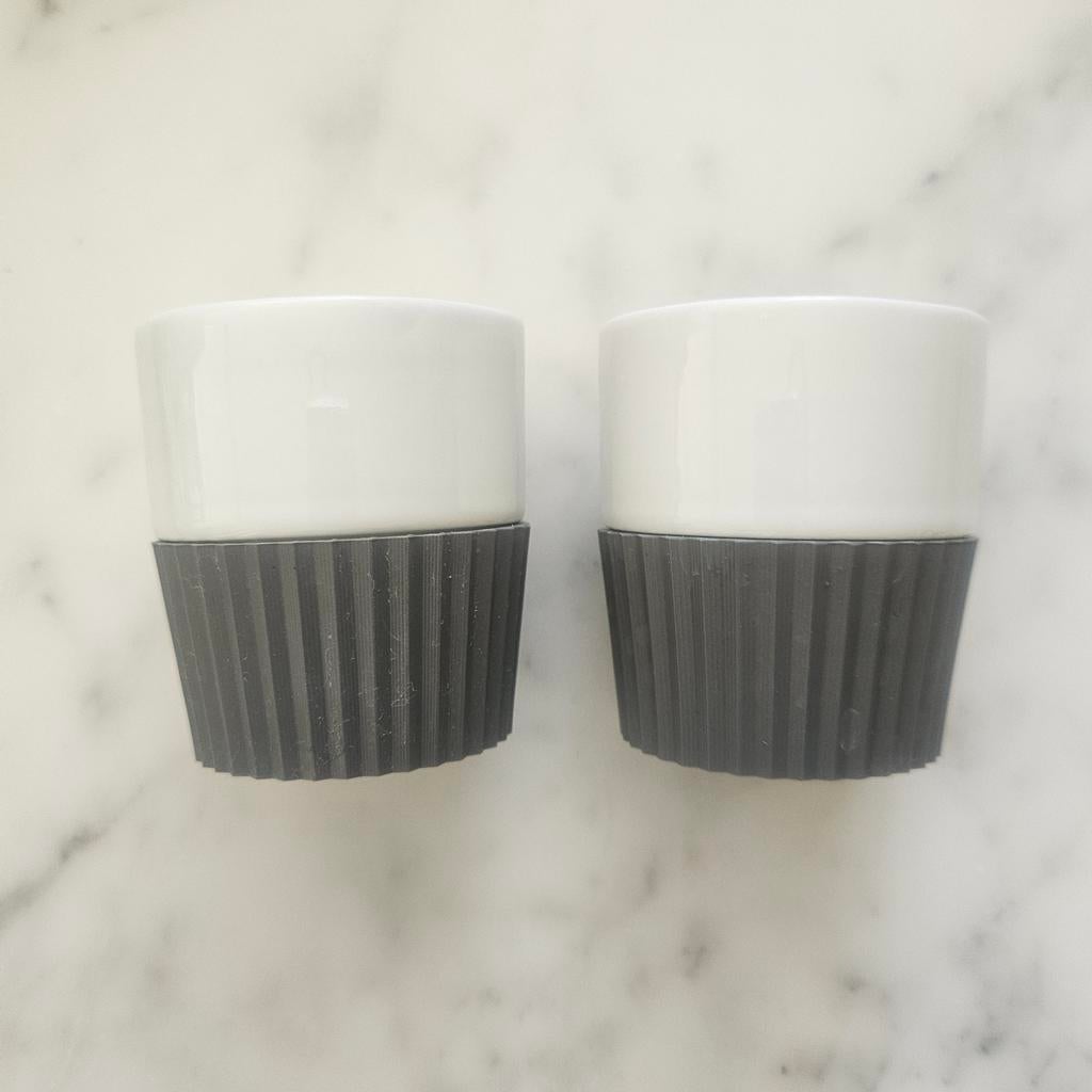 Set 2 Zone Denmark espresso kopjes grijs wit siliconen grip, Ophalen of Verzenden, Zo goed als nieuw, Effen, Kop(pen) en/of Schotel(s)