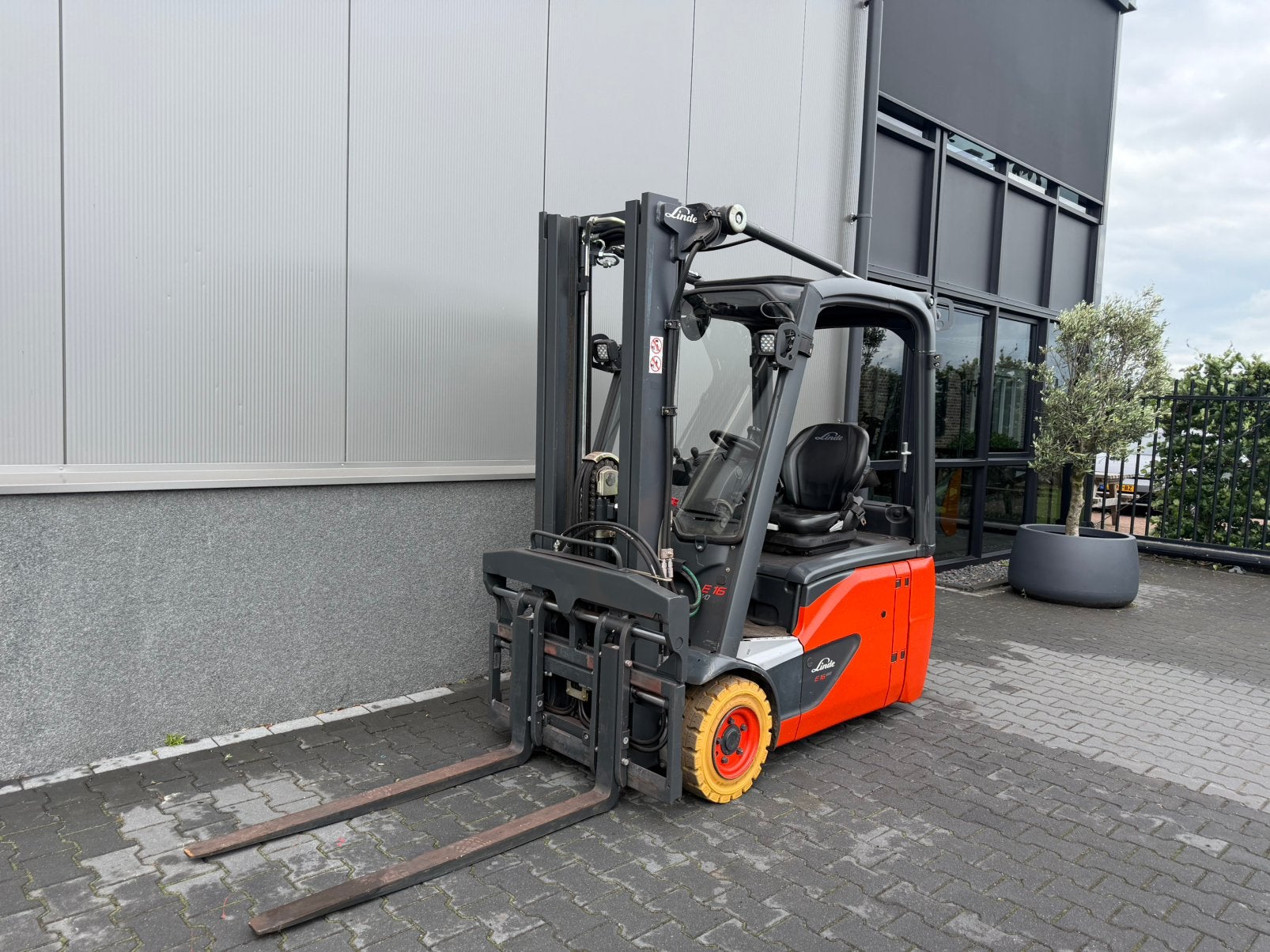 Linde E16 elektrische heftruck ‘triplo’ ‘vorkversteller’, 1000 tot 2000 kg, Ophalen of Verzenden, Elektrisch, Heftruck