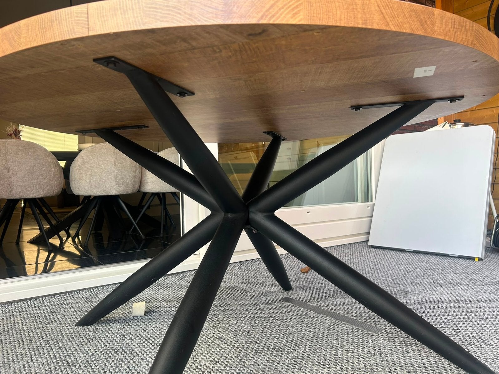 Ronde eettafel met stalen poot - 140cm breed, Huis en Inrichting, Tafels | Eettafels, Ophalen, Gebruikt, 100 tot 150 cm, Rond