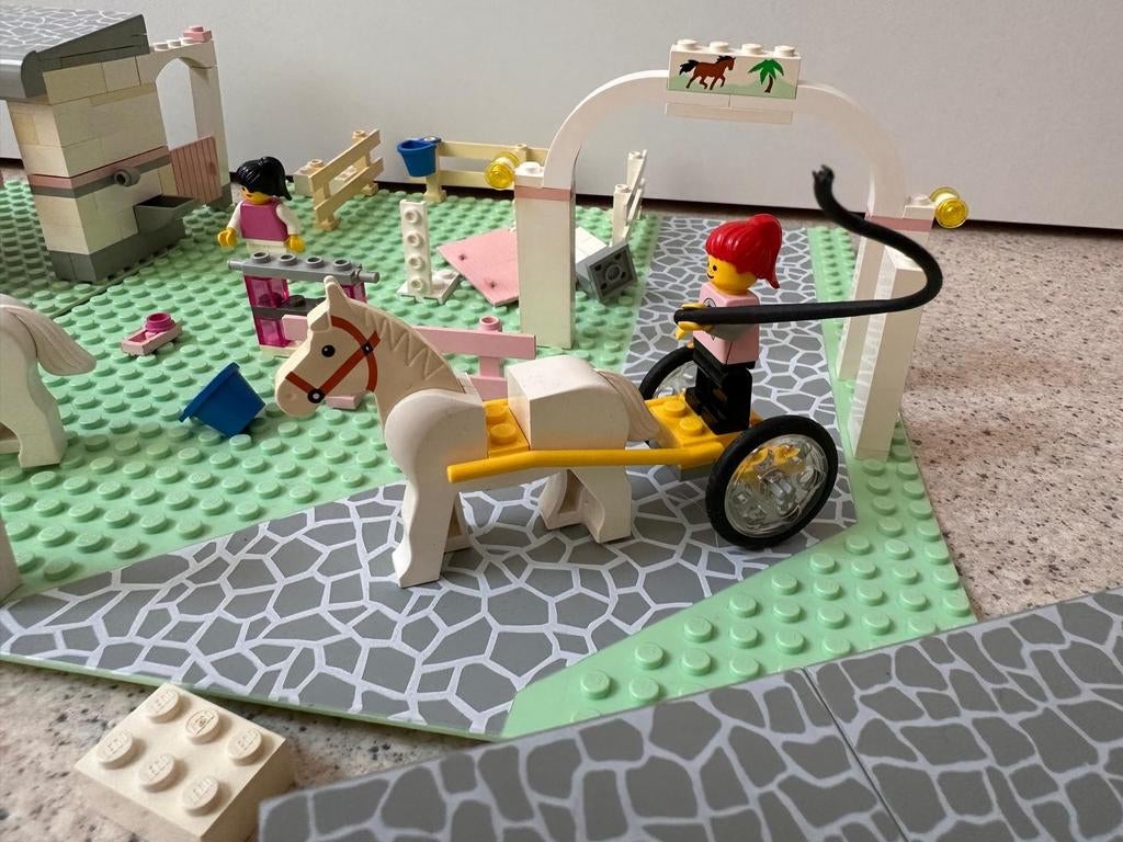 Lego paarden manege ranch, stallen, 3 paarden trailer, Ophalen, Zo goed als nieuw