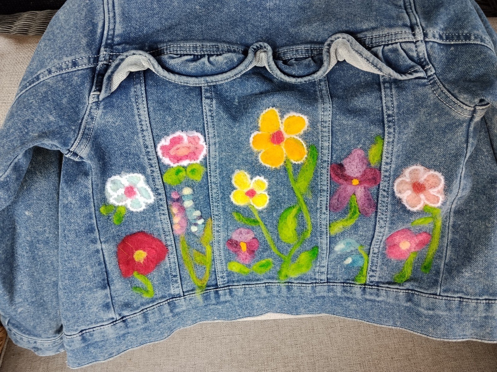 Unieke spijkerjas met geborduurde bloemen voor meisjes, Ophalen of Verzenden, Zo goed als nieuw, Onbekend, Meisje