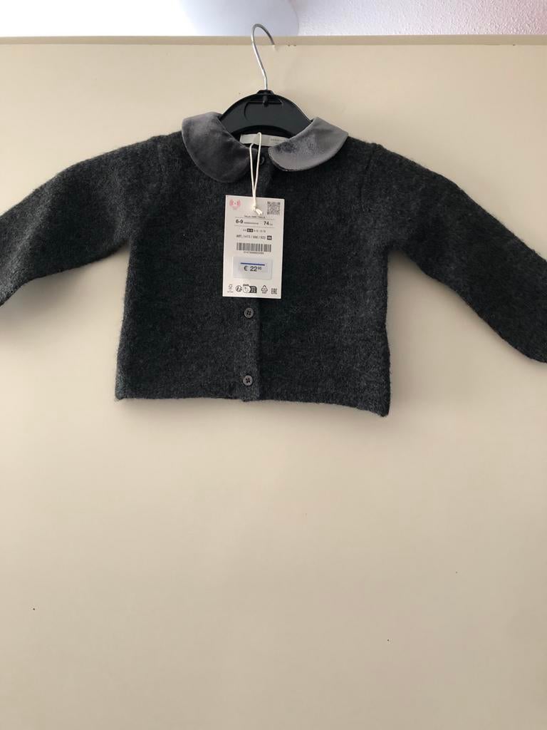 Nieuw baby vestje van wol met kraagje  en prijskaartje, Ophalen of Verzenden, Nieuw, Jongetje of Meisje, Truitje of Vestje