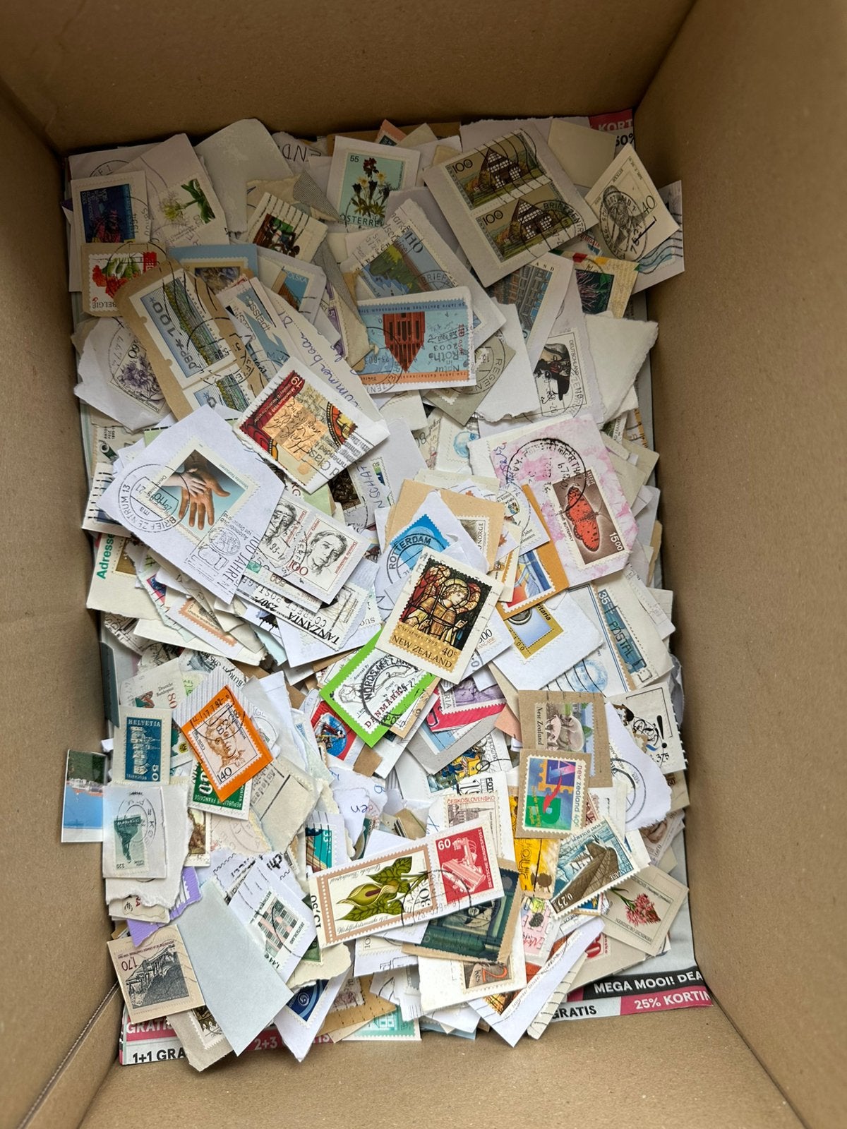Doos 4000 buitenland, Postzegels en Munten, Postzegels | Volle albums en Verzamelingen, Verzenden, Buitenland