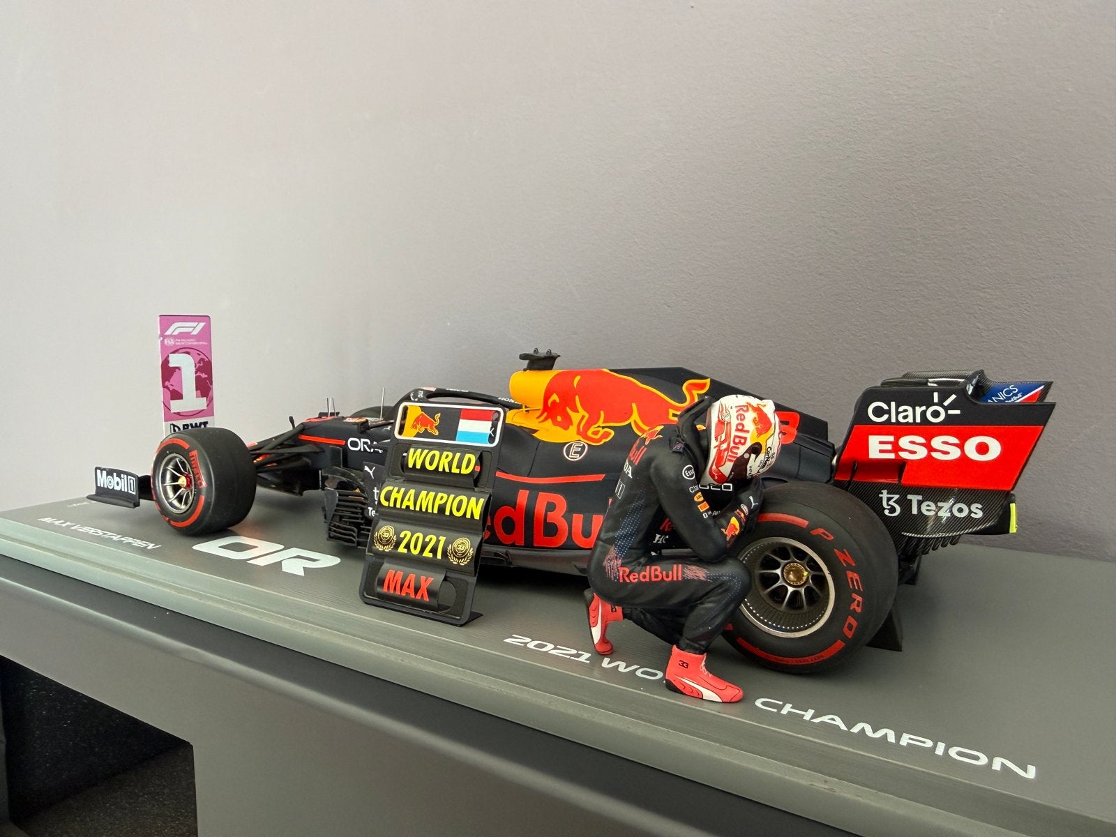Abu Dhabi 2021 1:18 Spark met figuur, Hobby en Vrije tijd, Modelauto's | 1:18, Ophalen of Verzenden, Zo goed als nieuw, Overige merken