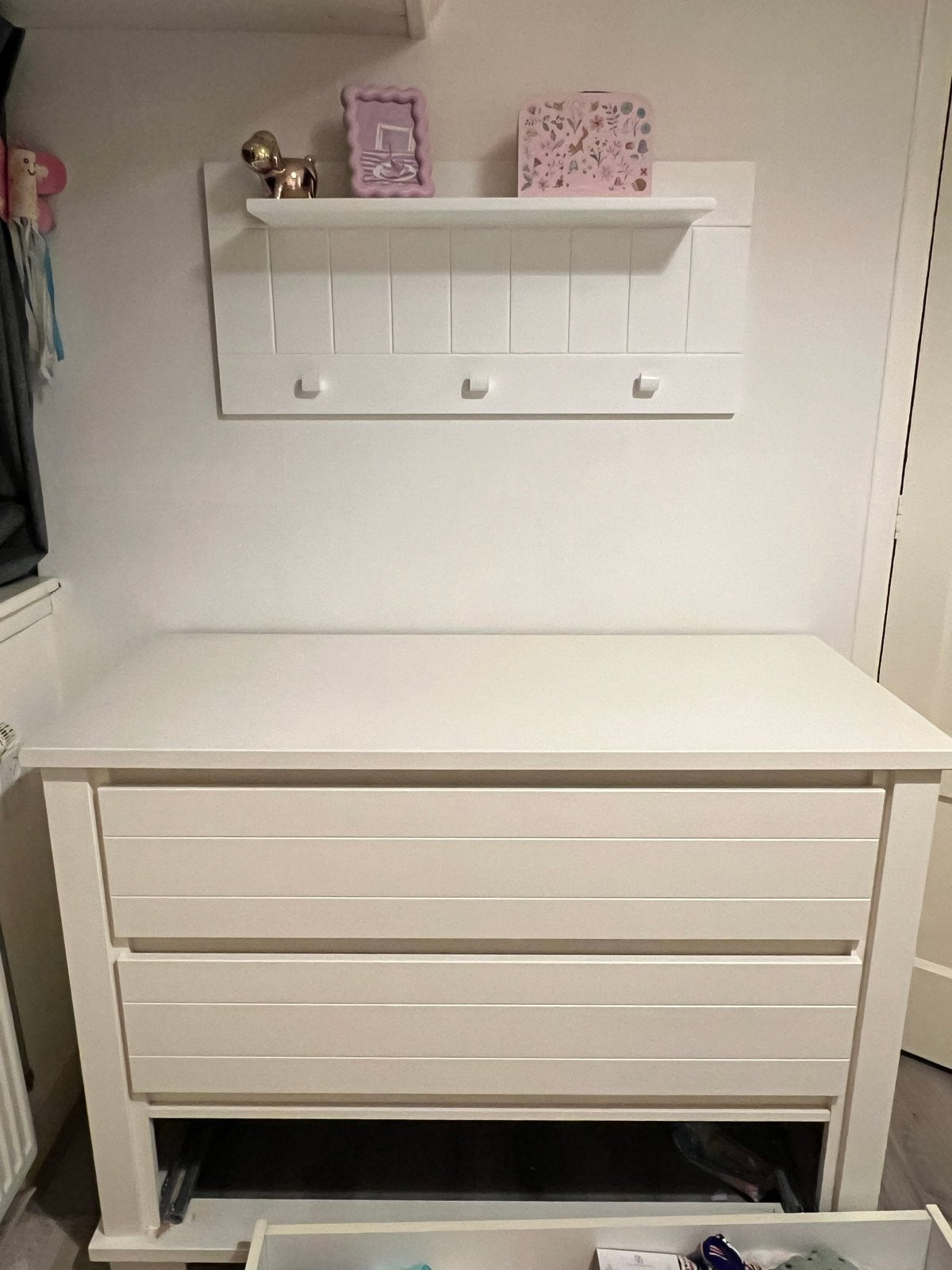GRATIS afhalen Commode met plank en haakjes (opknapper), Ophalen, Gebruikt, 50 tot 70 cm, 75 tot 100 cm