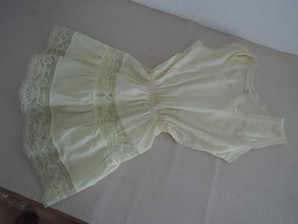 Oud baby / pop (onder) jurkje, Verzamelen, Poppen, Ophalen of Verzenden, Zo goed als nieuw, Kleertjes