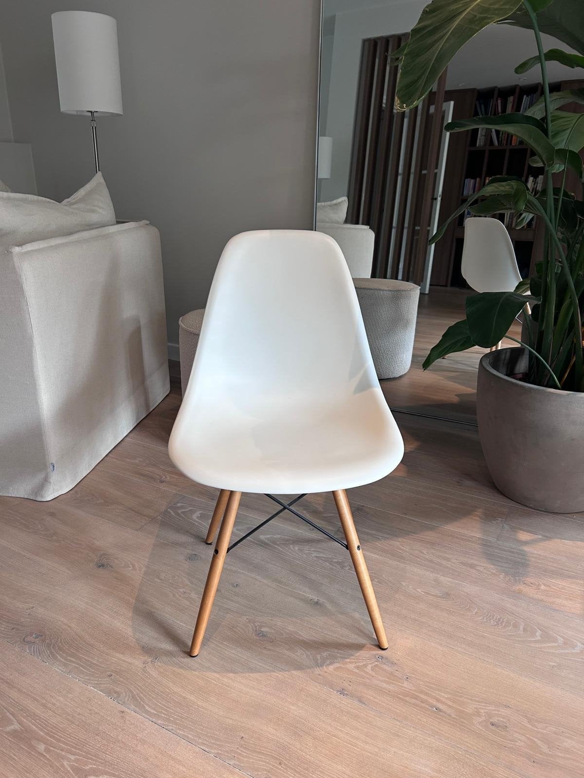 Vitra Eames DSW stoel - Wit met houten onderstel, Huis en Inrichting, Stoelen, Ophalen, Gebruikt, Wit, Eén