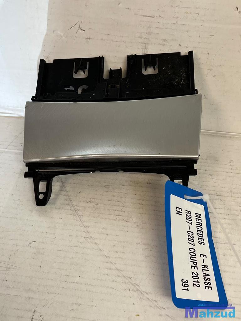 MERCEDES E C207 zilver grijs asbak 2009-2016 A2046801350, Gebruikt, Mercedes-Benz AG, Mercedes-Benz, Ophalen of Verzenden