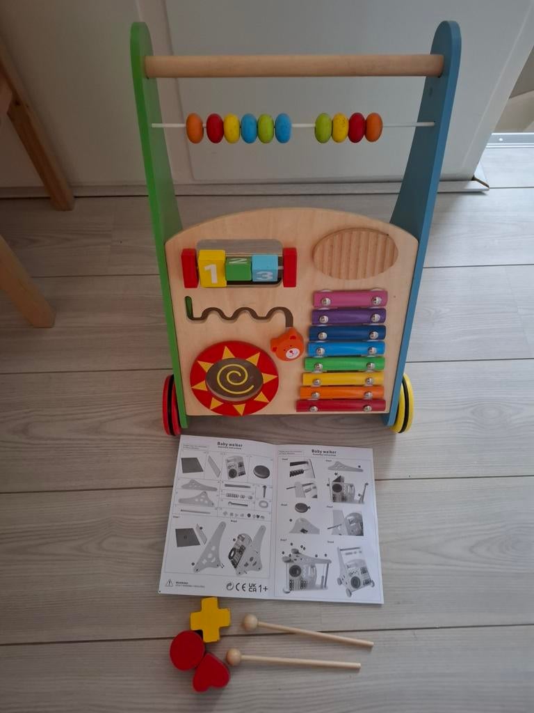 Houten loopwagen met activiteitenpaneel, Ophalen, Zo goed als nieuw, Duw- of Trekspeelgoed