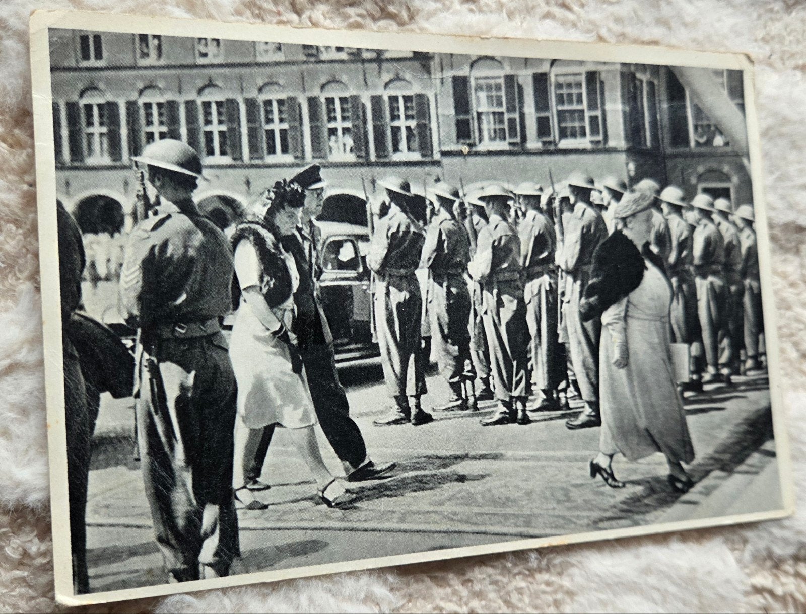 Koningin Wilhelmina inspecteert troepen 20-11-1945, Verzamelen, Verzenden, 1940 tot 1960, Gelopen, Overige thema's
