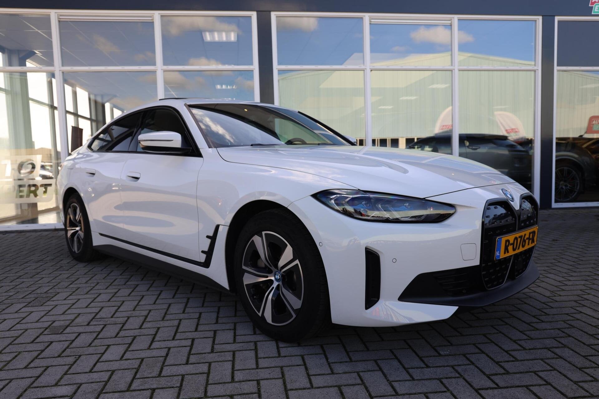 BMW i4 eDrive40 High Executive 84 kWh|SOH 94.5%|Schuifdak|Ca, Auto's, Dealer onderhouden, Achterwielaandrijving, Gebruikt, Met garantie (alle)