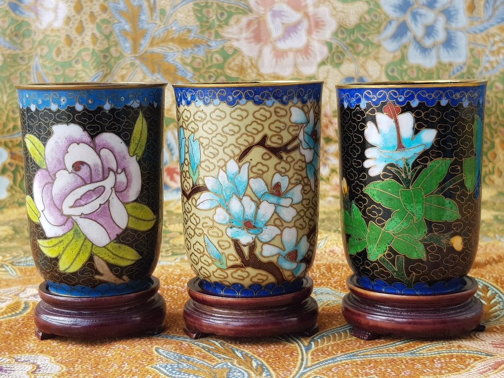 Drie mooie antieke Chinese bekers van cloisonne met bloemen., Antiek en Kunst, Ophalen of Verzenden