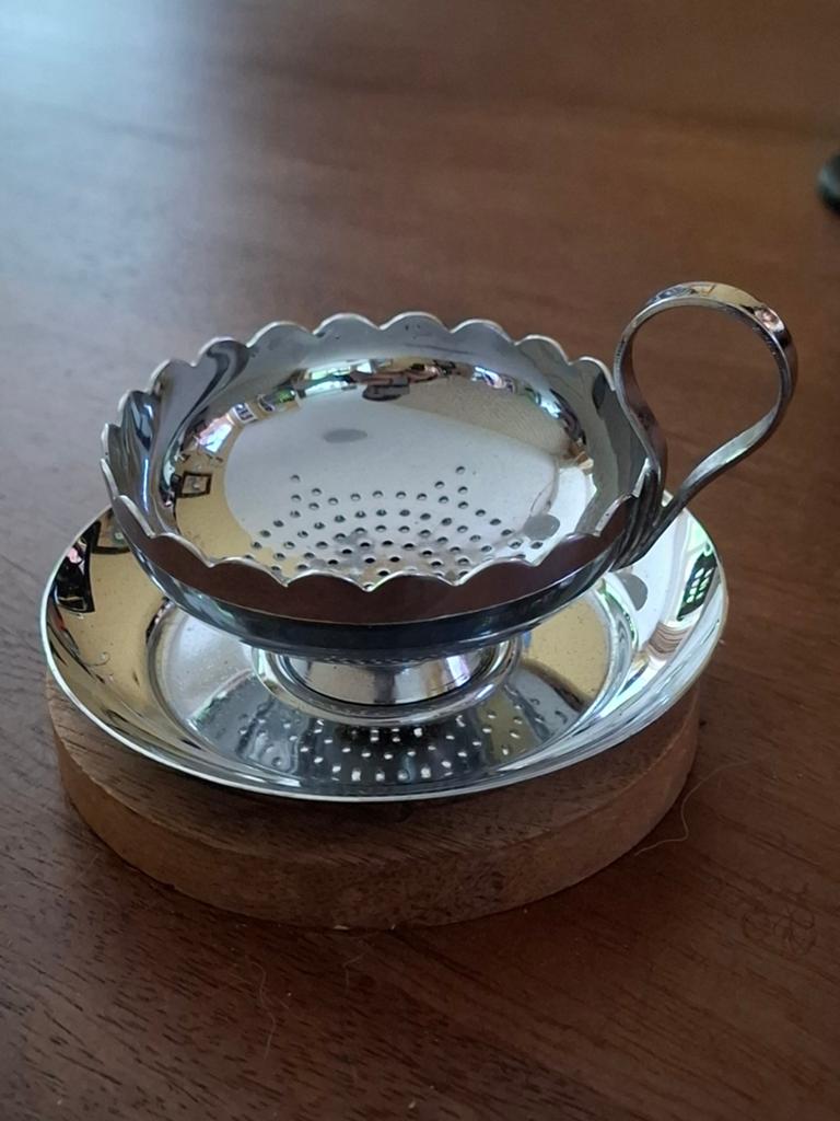 Zilverkleurig theezeefje met schoteltje, 10cm breed, Antiek en Kunst, Antiek | Goud en Zilver, Ophalen of Verzenden, Zilver