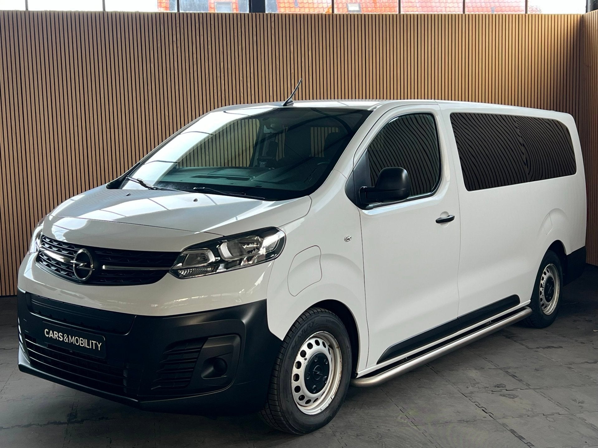 Opel Vivaro-e Combi L3H1 75 kWh | Panodak | Taxi klaar, Zwart, Overige carrosserieën, 110 €/maand, 2087 kg