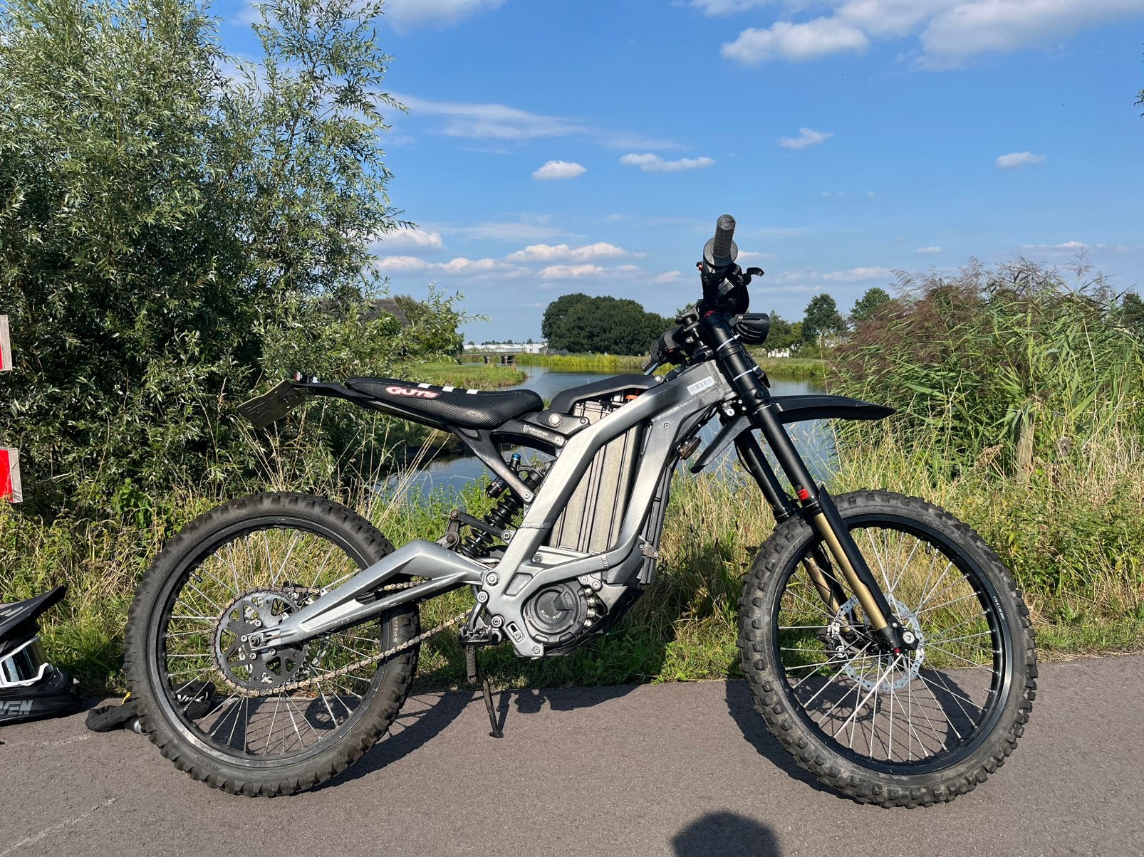 Surron Light Bee met 2 accu’s en vele upgrades, Gebruikt, Maximaal 45 km/u, Ophalen of Verzenden