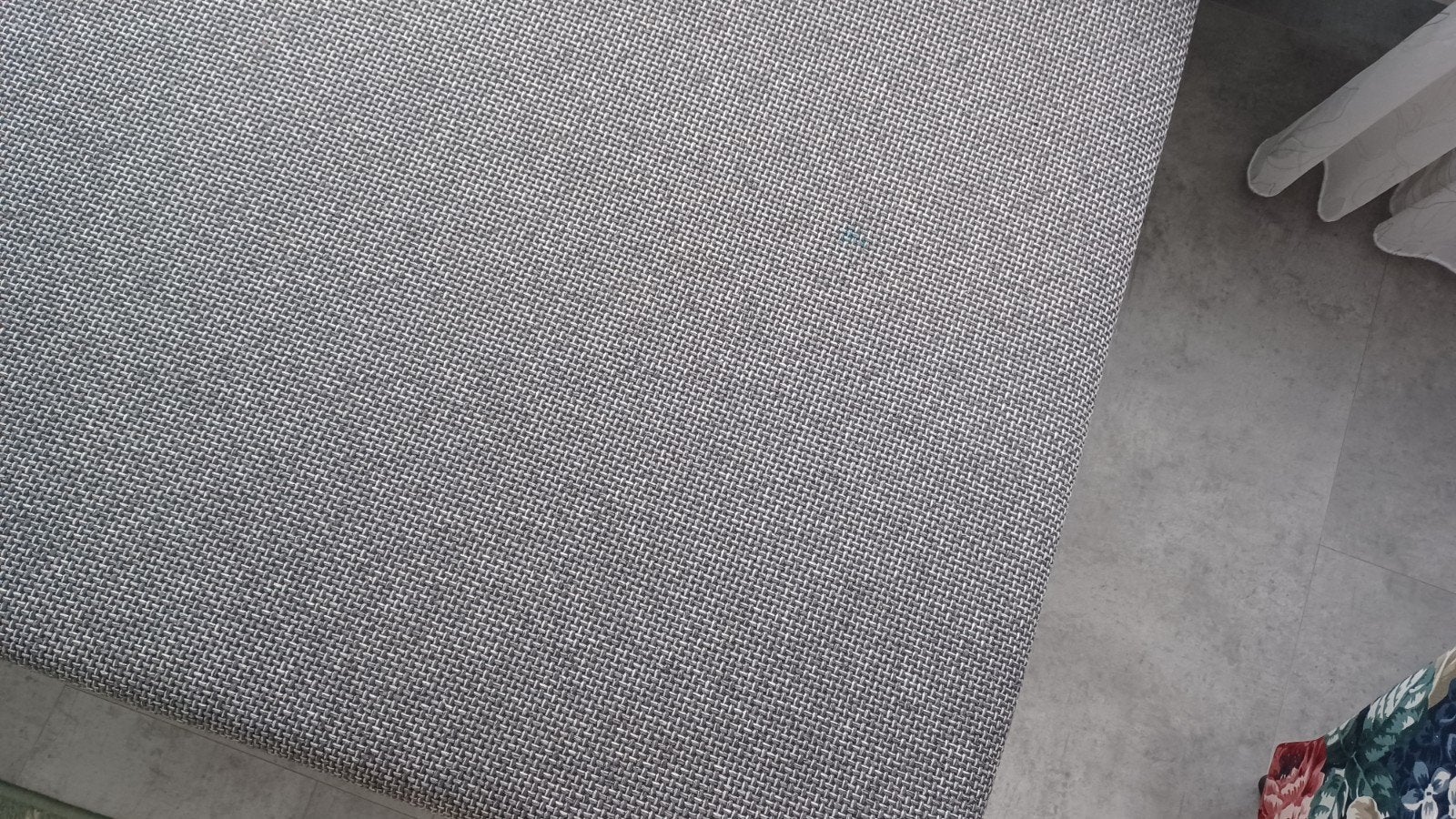 Grijze stoffen hocker/poef met zilverkleurige pootjes, Huis en Inrichting, Banken | Voetenbanken en Poefen, Gebruikt, Stof, 100 tot 125 cm