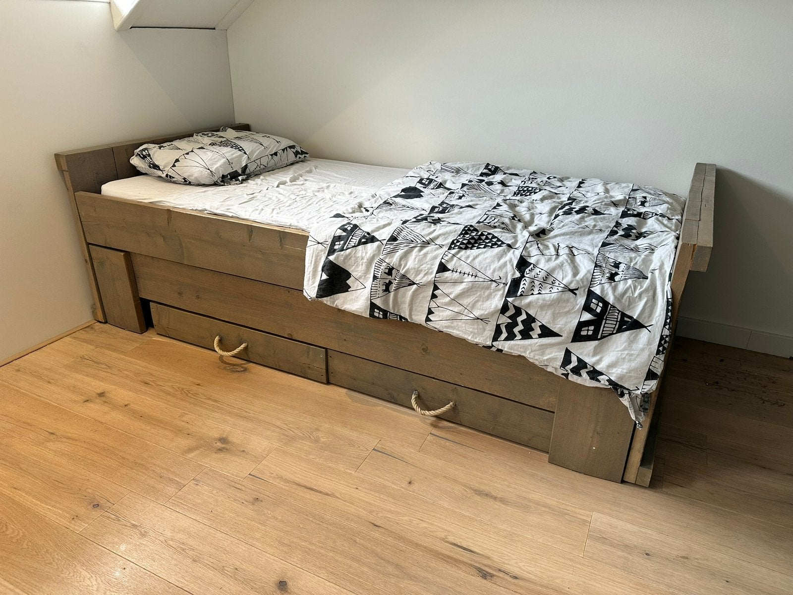 Steigerhouten bed - 1 persoons + logeerbed + opbergruimte, Ophalen, 85 tot 100 cm, Zo goed als nieuw, Matras
